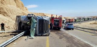 שוב תאונה  על כביש 90 בערבה - משאית להובלת בקר התהפכה - הנהג פונה במצב בינוני לסורוקה