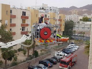 צפו: חולה נשימתי במצב קשה מפונה על ידי מנוף באילת 