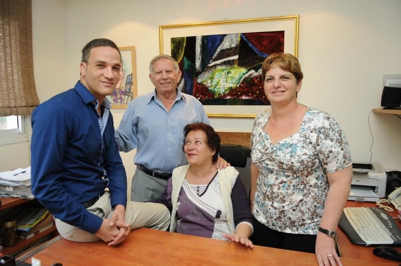משפחת נועם, מימין: זיוית אמיתי, יצחק נועם (עומד), פועה נועם ועו״ד רותם נועם