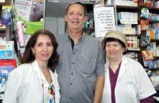 העסקים הכי וותיקים באילת פרויקט מיוחד לכבוד יום אילת - כשנשיא המדינה הגיע לחנוכת בית מרקחת מיכלין