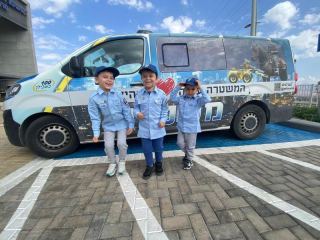ניידת המשאלות של המשטרה הגיעה לאילת להגשים חלומות