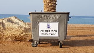 באילת הולכים על חוף נקי