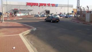 תחנות אוטובוס חדשות ליד הסופרמרקטים באזור התעשייה