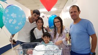 נשיקות - מדור החברה של אילת