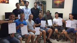 נשיקות - מדור החברה של אילת