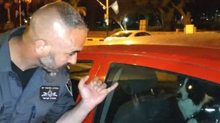 שוטרים חילצו כלב מרכב נעול הבעלים: ''יש לו מספיק אוויר'' 