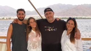 נשיקות - מדור החברה של אילת