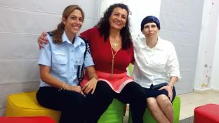 ''צריכה בייביסיטר לילדה בת 8 שלא הולכת, לא מדברת ושמפרכסת, מי יענה לי?''