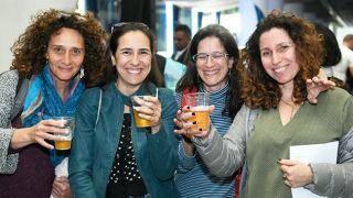 נשיקות - מדור החברה של אילת