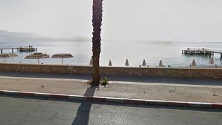 תייר נמשה מהמים בחוף הנסיכה במצב קשה