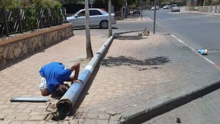 עמוד תאורה שבסיסו חלוד קרס בשכונת האגס בשחמון 