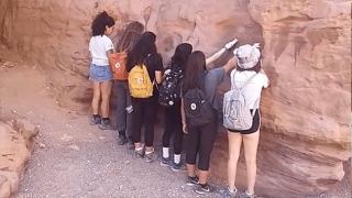 חריטות וגרפיטי בקניון האדום באילת