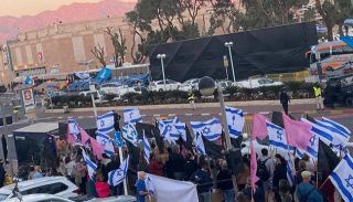 צפו: פעילי מחאת ''הדגלים השחורים''  מתלוננים על יחס המשטרה  בטקס יום אילת