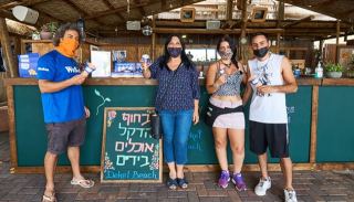 באילת הולכים על חוף נקי
