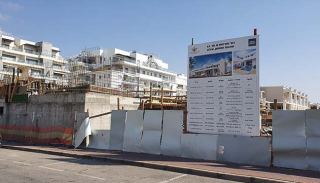 הוועדה המחוזית: פרויקט המגורים  ברחוב תורמוס בשחמון נבנה בחריגה  מההיתר ובלי מדרכה תקנית