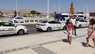 נהגי מוניות באילת זועמים: ''נהגים  בדואים משתלטים על הקו לטאבה''