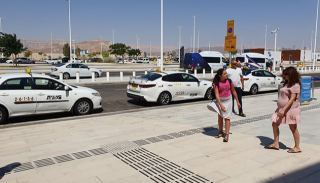 בעקבות פשיטת משרד  התחבורה: נהגי מוניות מסרבים  לנסוע לשדה רמון