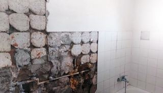 דירת עמידר נוזלת, אך הדיירים מלמטה יצטרכו לחכות