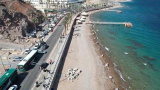 למרות מגרשי החניה החינמיים  והשאטלים - החניות בחופי אילת  היו מפוצצות רכבים בפסח