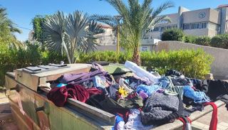 מדוע זורקות מתנדבות ויצו  בגדים למכולת האשפה?