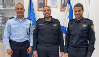 כשמפקד אילתי העניק  דרגה לקצין אילתי