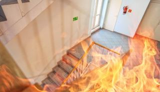 תושבת אילת שהציתה בעבר  את סניף ביטוח לאומי בעיר  חשודה בהצתת דלת שכנה