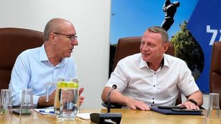 האם במשרד התיירות נסוגים  מההתחייבות לעצור ולבחון מחדש  את העבודות בחופי אילת?