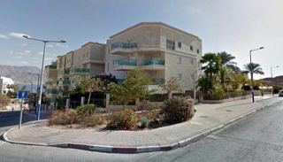 צפו בתעוד: אב ובנו מכים מאבטח בלובי  משום שדרש מהם להתלבש
