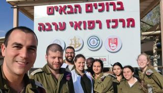לחכות בתור לרופא עם קולה וסנדויץ' ביד
