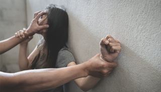 הכה את בת זוגתו בפטיש בפניה