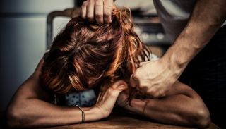 תקף וכלא את אשתו אחרי הלידה,  אבל היא מבקשת שישוב