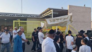 הוגשמה צוואתו של מנחם הופן ז''ל  ספר תורה על שמו הוכנס אתמול  לבית הכנסת חב''ד