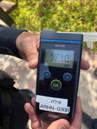 צפו: השוטרים נדהמו מתוצאת בדיקת הינשוף של הנהג הזה באילת 