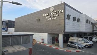 נעצר בחשד להצתה ושוחרר תוך שעות:  תושב אילת תובע את המשטרה