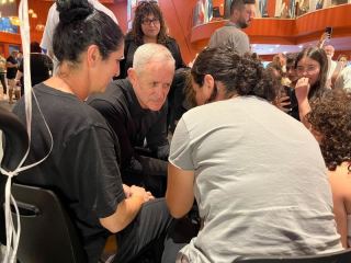 בני גנץ בביקור באילת: ׳׳התושבים כאן מחזקים אותנו׳׳