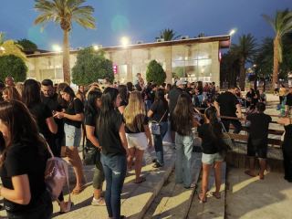 צפו: הורי גן אילנה קובר מפגינים הערב ברחבת מוזיאון אילת