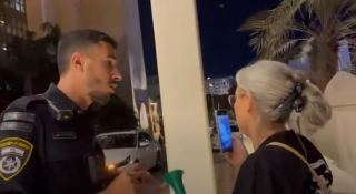 צפו: המשטרה מתעמתת עם מפגינים באילת מול בית המלון בו מתארח איתמר בן גביר