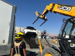 צפו: חולץ רכב שכמעט ונפל מחומה באזור התעשייה באילת