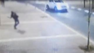 צפו: נערים יידו אבנים לעבר רכבים באילת 