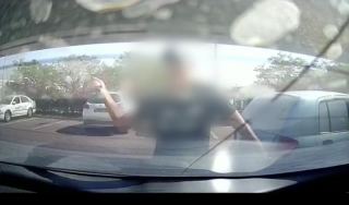 צפו: בעקבות ויכוח בכביש באילת - הוציא אלה וניפץ את שמשת הרכב