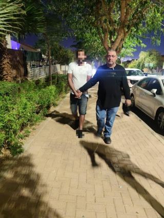 התחזו לשוטרים בכביש הערבה, תקפו ושדדו 