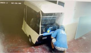 צפו: חתך בסכין את גלגלי הקולנועית של שכנו הנכה באילת - בגלל רעש