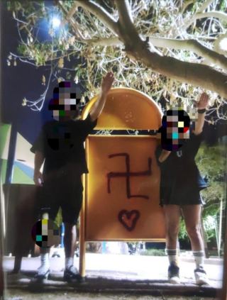 רוססו צלבי קרס בפארק קנדה באילת